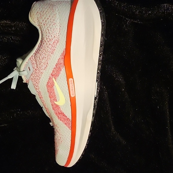 Nike Air Winflo Sneakers - Picture 13 of 16